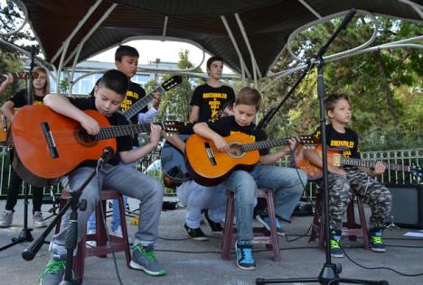 mini-koncert-u-zemunu-muzicka-skola-rokenroler.jpg