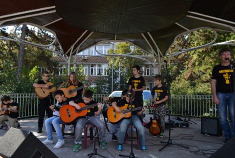 mini-koncert-u-zemunu-muzicka-skola-rokenroler.jpg