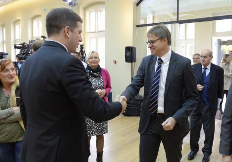 aleksandar-vucic-premijer-vlada-nis-sastanak-ambasadori.jpg