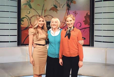 Milka Canić sa voditeljkama kviza Slagalica