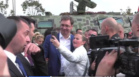 vucic-selfi-vojna-parada-novi-sad.jpg