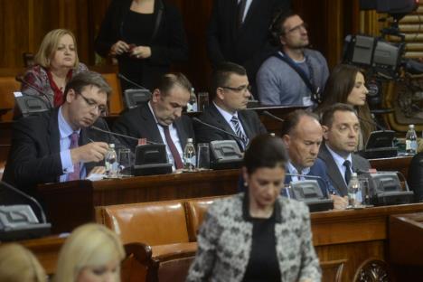 aleksandar-vucic-ivica-dacic-skupstina-srbije-poslanicka.jpg