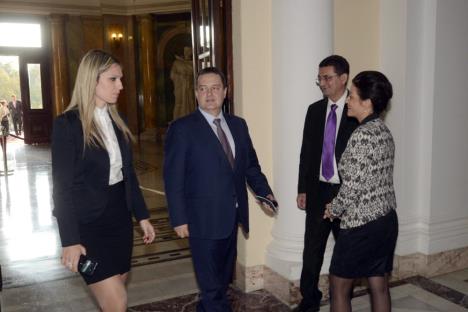 aleksandar-vucic-ivica-dacic-skupstina-srbije-poslanicka.jpg