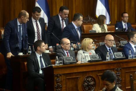 aleksandar-vucic-ivica-dacic-skupstina-srbije-poslanicka.jpg