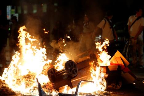 sad-okland-zapaljena-kola-protesti-trampova-pobeda.jpg