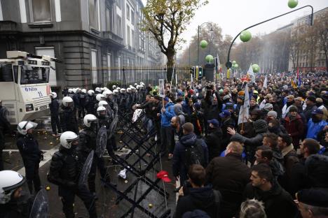 brisel-protest-vojnici-policija.jpg