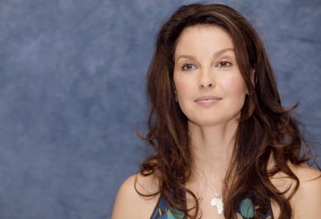 Ešli Džad golih ramena