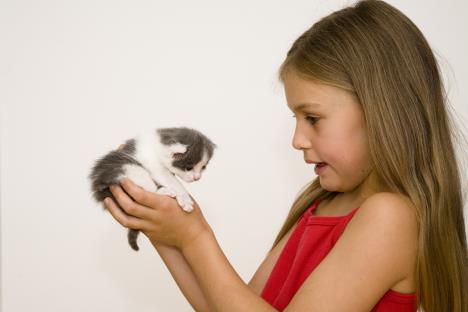 devojcica-macka-dete.jpg