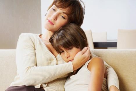 Majka na krevetu grli tužno dete