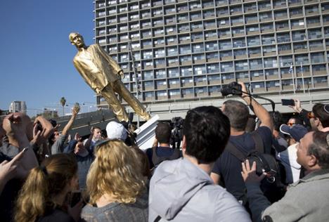 rusenje-pozlacene-statue-benjamina-netanijahua-u-tel.jpg