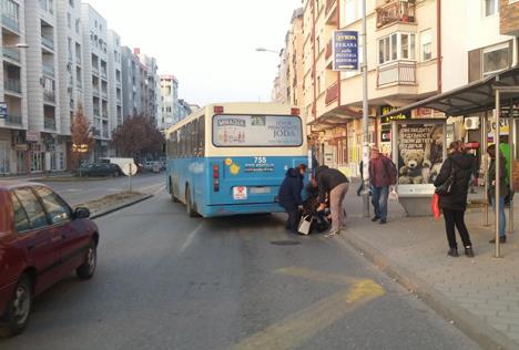 autobus-novi-sad-vukao-devojku.jpg