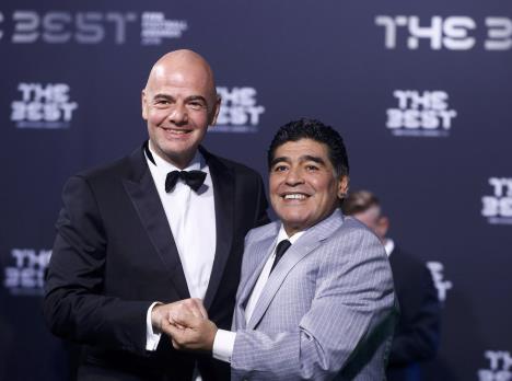 djani-infantino-dijego-maradona-fifa-zlatna-lopta.jpg