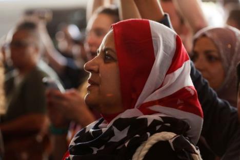 muslimanka-protestvuje-na-aerodromu-u-los-andjelesu.jpg