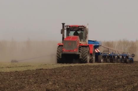 traktor-kirovec-k744r2-foto-printscreen-youtube.jpg