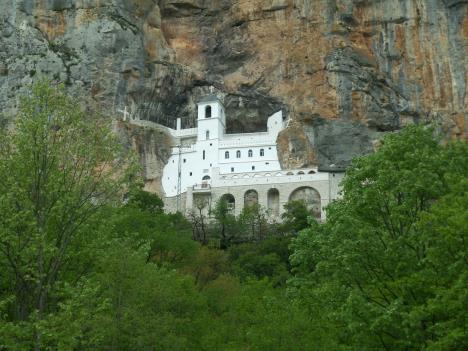 manastir-ostrog.jpg