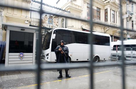 turska-holandija-istanbul-konzulat-holandije-policajac.jpg