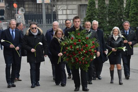 zoran-zivkovic-polaganje-venaca-zoran-djindjic.jpg