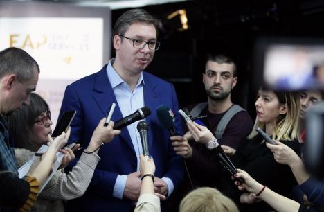 premijer-vucic-novinari.jpg