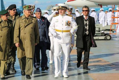 general-kalifa-haftar-u-poseti-nosacu-aviona-admiral.jpg