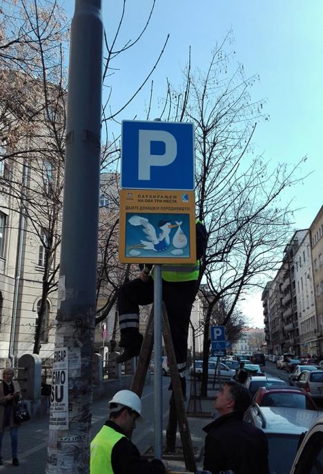 vesic-porodiliste-bebi-parking-mesto.jpg