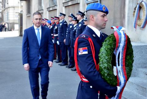 nebojsa-stefanovic-odavanje-poste-poginulim-tokom-nato.jpg