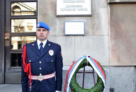 nebojsa-stefanovic-odavanje-poste-poginulim-tokom-nato.jpg