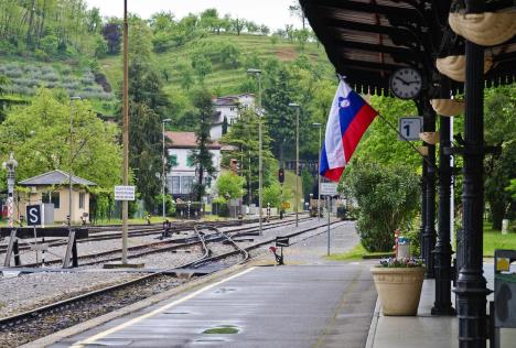 slovenija-zeleznicka-stanica-zastava.jpg