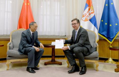 aleksandar-vucic-premijer-kina-ambasador-li-mancang.jpg