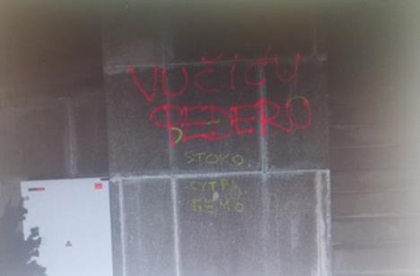 narodna-skupstina-protesti-grafiti-vucic.jpg