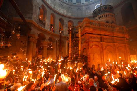 jerusalim-uskrs-blagodatni-oganj-paljenje-ognja.jpg