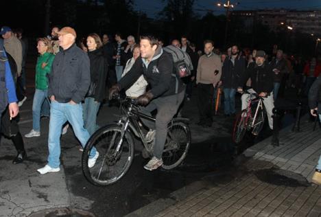 ivan-ljuba-protest-beograd.jpg