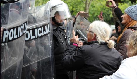 crna-gora-zene-protest-policija-kordon.jpg