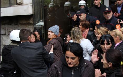 crna-gora-zene-protest-policija-kordon.jpg