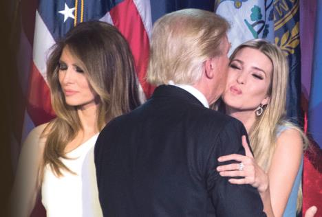 Melanija gleda na stranu dok Ivanka ljubi Donalda Trampa