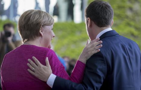 emanuel-makron-i-angela-merkel-3.jpg