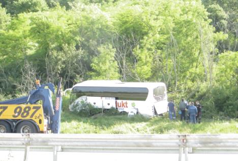 nis-autobus-povredjeni-nesreca-autoput.jpg