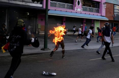 venecuela-demonstracije-protest-zapalili-coveka.jpg