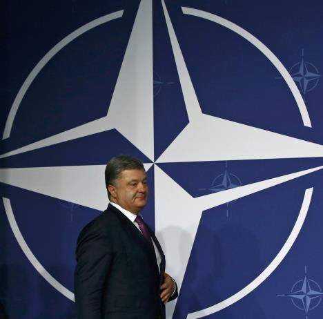 petro-porosenko-ispred-nato-znaka-foto-reuters01.jpg