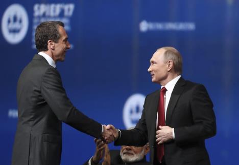 putin-kern-r-020601.jpg