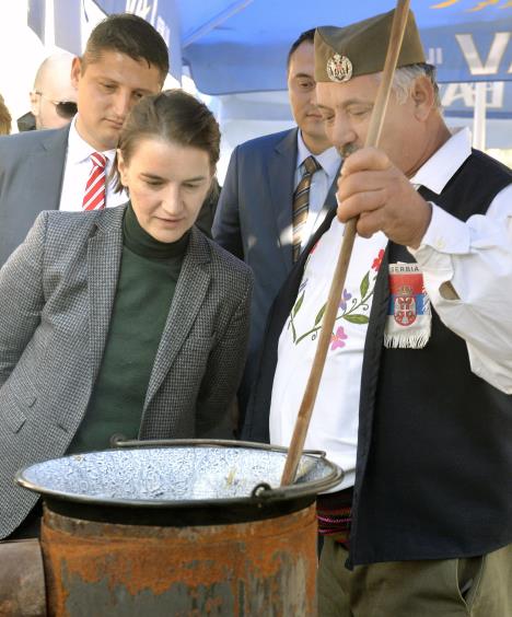 ana-brnabic-zimnica-festival-zimnice-koceljeva-foto-tanjug-rade-prelic-2.jpg