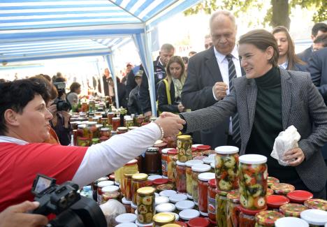 ana-brnabic-zimnica-festival-zimnice-koceljeva-foto-tanjug-rade-prelic-1.jpg