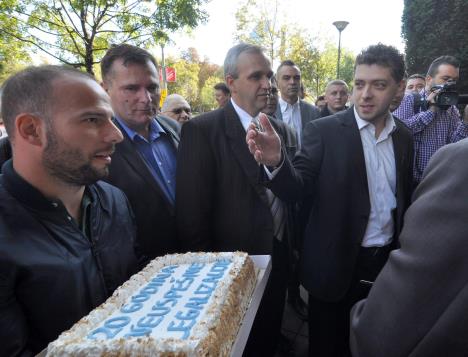 torta-zorana-mihajlovic-radikali-srs-foto-tanjug-filip-kraincanic-3.jpg