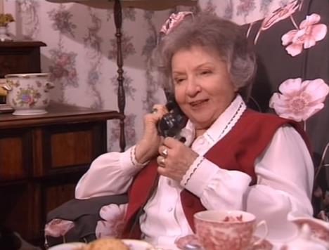 Tatjana Lukjanova sedi u fotelji i priča telefonom