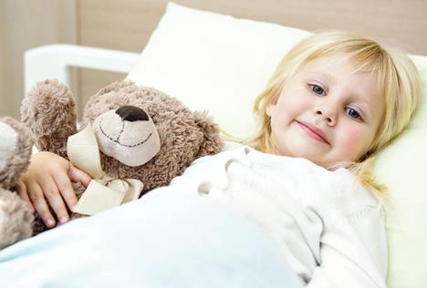 1.-stockphotocomfortableandcozyadorablelittlegirlrestinginahospitalbedwithherteddybearsmilingto551463946.jpg