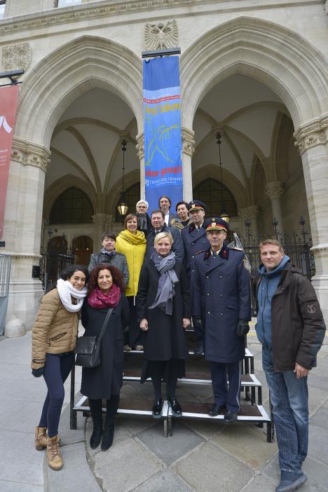 20171123zeichengegengewaltanfrauenamwienerrathaus.jpg