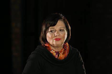 Jelica Sretenović u crnom sa šarenom maramom oko vrata