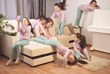 hiperaktivno-dete-stockphototiredmotherandalotofkidsgirljumpingonthecouchplayingfuriousspoiled515256517.jpg