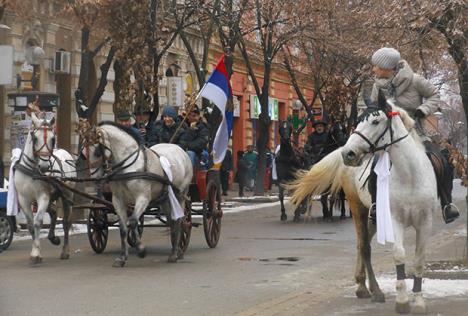 konjanici-donose-badnjak-foto-s.u.3131.jpg