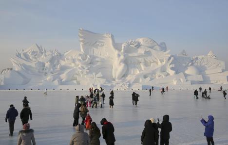 epa-wu-hong-harbin-ice20.jpg