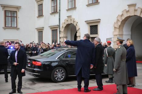 vucic-bec-docek-srbi-foto-tanjug-zoran-mirkovic-3.jpg